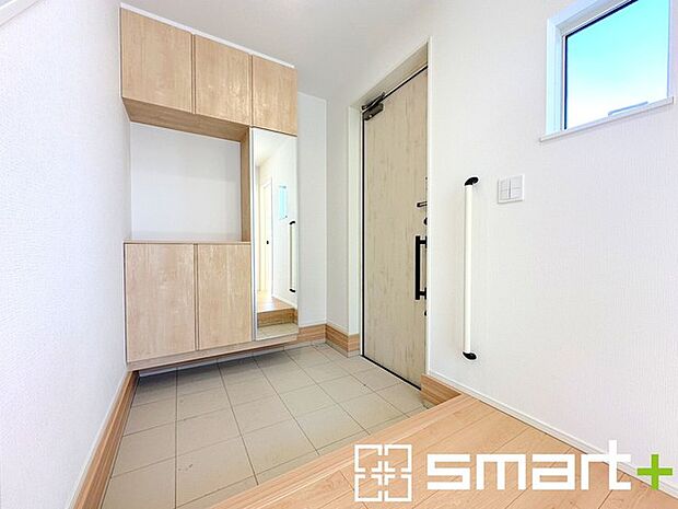 〜明るい玄関でお出迎え〜 ・圧迫感がなくスッキリ広々とした印象の玄関。窓からは明るい陽光が差し込みます。 ・備え付けのシューズボックスはミラー付なので朝やお出かけ前の身支度チェックに大活躍。 