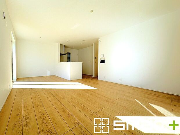 ~日当り良好のLDK~ ・穏やかな陽だまりに包まれる居心地の良いLDKは、ご家族が自然と集まる憩いのスペースに。 ・柔らかみのあるナチュラルカラーで、家具やカーテンの色も選びやすいです。