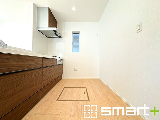 ~使い勝手の良いシステムキッチン~ ・料理がしやすい設計のキッチンでお料理もはかどりますね。 ・もちろんキッチン下部は収納になっておりますので、フライパンなども収納可能です。