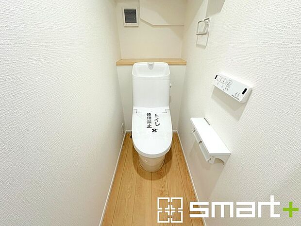 ~窓付きの明るいトイレ~ ・清潔感あるシャワートイレ。窓があるので換気もしやすく快適ですね。 ・背面にある棚はトイレットペーパーなどの置き場や飾り棚としても利用できますね。