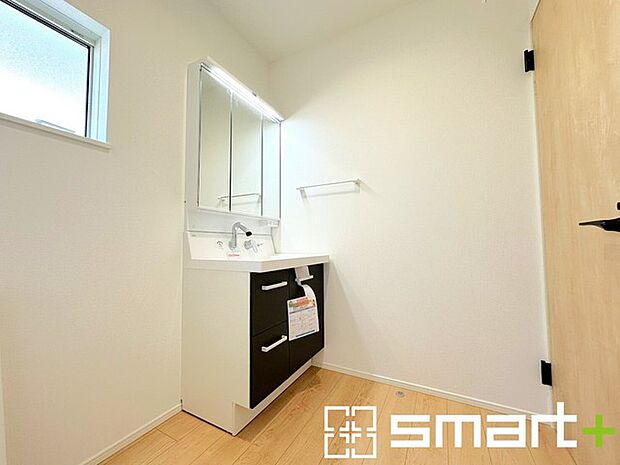 〜明るい洗面スペース〜 ・窓から明るい陽が入り、気持ちよく朝の支度ができますね。 ・使い勝手の良い三面鏡タイプのシャワー付き洗面化粧台。鏡の裏に収納があるので洗面台周りもスッキリ。 