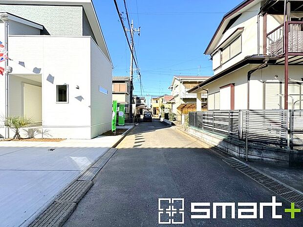 ~閑静な住宅街の立地~ ・周辺は閑静な住宅街となっておりますので、静かな暮らしをご実現いただけます。 ・前面道路の交通量も多くないので、小さなお子様がいるご家庭でもご安心ですね。