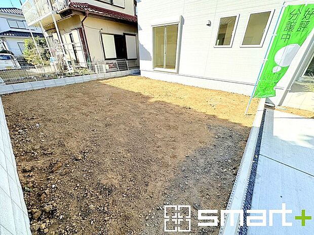 〜お庭もある余裕の敷地〜 ・広々した敷地にはお庭もご用意。お庭があるだけで余裕を感じますね。 ・防草シートや人工芝の敷設などのオプションもお気軽にご相談くださいませ。 