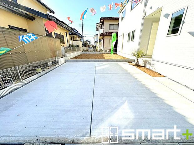 ~ゆとりあるカースペース2台分~ ・セカンドカーや来客時にも困らないカースペース2台分は並列駐車可能でお車の出し入れもラクラク。 ・カーポートなどのオプションもお気軽にご相談くださいませ。