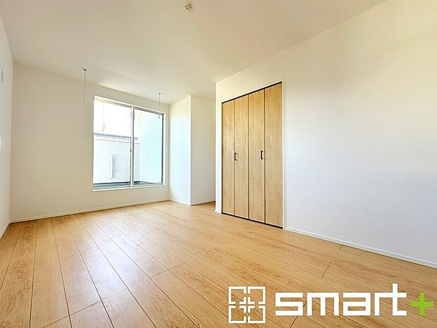 〜バルコニーに面した洋室〜 ・バルコニー側の大きな窓から穏やかな陽が差し込む明るい洋室はゆとりある広さの8帖。 ・ご夫婦やご兄弟でもゆったりとお過ごしいただけます。 