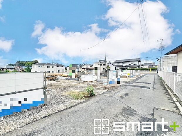 〜閑静な住宅街の立地〜 ・周辺は閑静な住宅街となっておりますので、静かな暮らしをご実現いただけます。 ・前面道路の交通量も多くないので、小さなお子様がいるご家庭でもご安心ですね。 