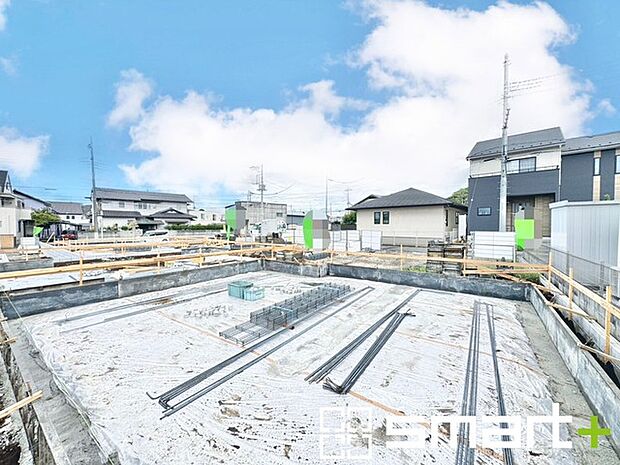 〜ベタ基礎でしっかりとした土台〜 ・コンクリートの中に鉄筋を配し強度を高めた「ベタ基礎」を採用。 ・しっかりとした土台を造ったうえで、その上に建物が築造されていきます。 