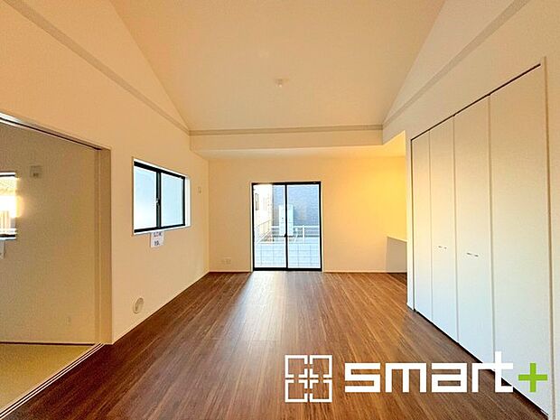 〜穏やかな陽の入るＬＤＫ〜 ・大きな窓のあるＬＤＫは陽当りも良好で明るい空間となっております。 ・ご家族団らんなど過ごす時間の多いＬＤＫが明るいのは嬉しいポイントですね。 