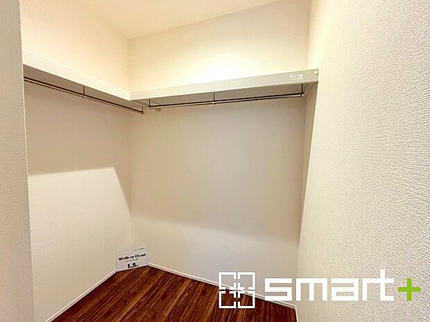 〜ウォークインクローゼット〜 ・衣類をハンガーに掛けたまま収納できるウォークインクローゼットは重宝しますね。 ・季節ものや小物類なども整理整頓しやすく生活空間が広がります。 