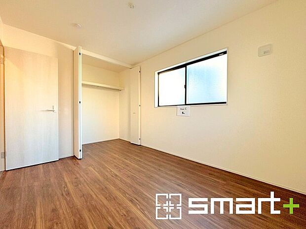 〜収納豊富な洋室〜 ・各居室に備え付けの収納をご用意。タンスなどを置く場合と比べ出っ張らないので部屋の中を有効のご活用いただけます。 ・収納の広さなどぜひ現地でご確認くださいませ。 