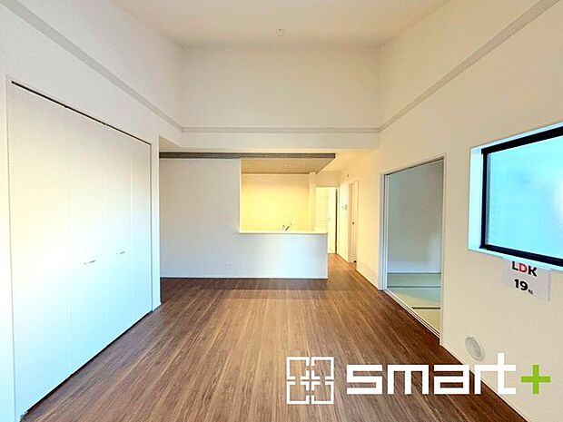 〜家族団らんにピッタリの広々リビング〜 ・自然の光が降り注ぐ明るいLDKは家族団らんにピッタリ。 ・隣接の和室を続き間として利用すれば22帖の広々空間になります。 