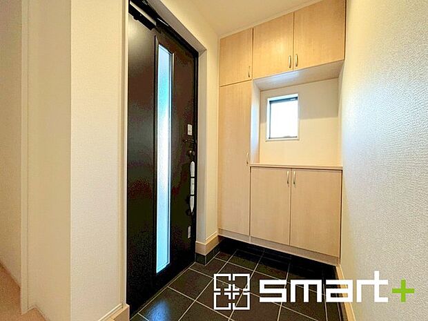 〜穏やかな陽が入る玄関〜 ・窓に加えて玄関ドアのガラス部分からも穏やかな陽が入り、明るい玄関になります。 ・飾り棚としても演出できるコの字型のシューズボックスは大容量の収納力。