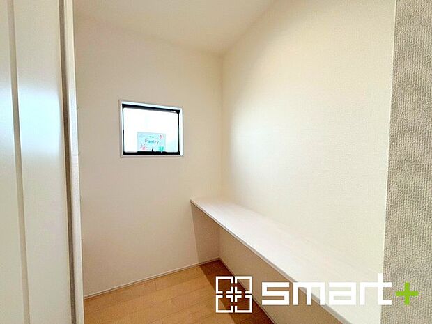 〜あると嬉しいパントリー〜 ・キッチン横にはパントリー付。便利な可動棚付きで食材や台所用品のストックもたくさん出来ます。 ・家事に便利なスタディカウンター付きです。