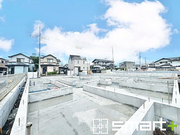 〜ベタ基礎でしっかりとした土台〜 ・コンクリートの中に鉄筋を配し強度を高めた「ベタ基礎」を採用。 ・しっかりとした土台を造ったうえで、その上に建物が築造されていきます。