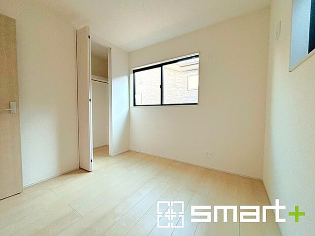 〜収納豊富な洋室〜 ・各居室に備え付けの収納をご用意。タンスなどを置く場合と比べ出っ張らないので部屋の中を有効のご活用いただけます。 ・収納の広さなどぜひ現地でご確認くださいませ。 