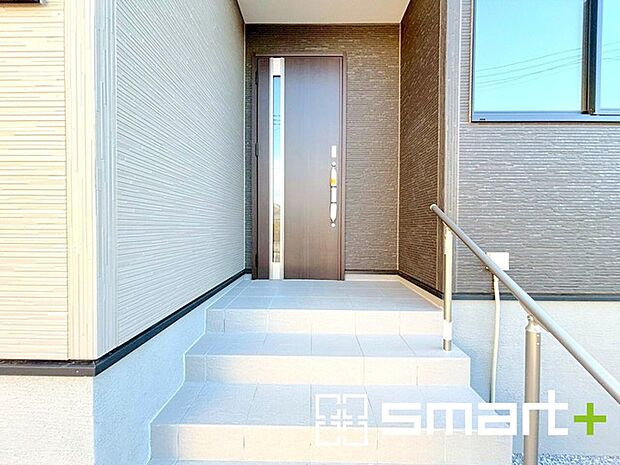 〜お住まいの顔「玄関」〜 ・玄関ドアの上にはもちろん軒がございますので、雨の日でも濡れずに鍵の開閉が可能です。 ・鍵は防犯性に優れたディンプルキーを採用。 