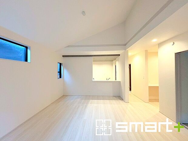 〜窓からはたっぷりの陽光〜 ・穏やかな陽だまりに包まれる居心地の良いＬＤＫは、ご家族が自然と集まる憩いのスペースに。 ・家事をしながらご家族との会話が楽しめる人気のカウンターキッチン。