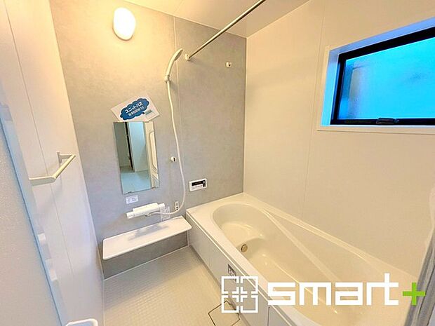 ~浴室乾燥機付きの浴室~ ・浴室には乾燥機が付いているので雨の日でも洗濯物を干すことが可能です。 ・水はけの良い床材など機能面も充実。マイクロバルなどオプションもご相談くださいませ。