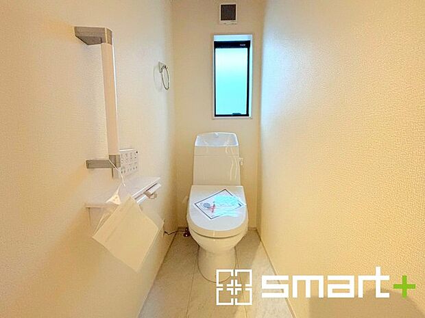 ~窓付きの明るいトイレ~ ・外からの日差しを取り込むので、昼間は窓からの光で十分ですね。 ・使用後や掃除の際に窓を開ければ、外からの新鮮な空気を取り込み素早く換気ができます。