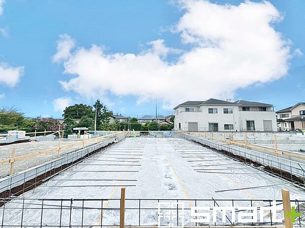 〜ベタ基礎でしっかりとした土台〜 ・コンクリートの中に鉄筋を配し強度を高めた「ベタ基礎」を採用。 ・しっかりとした土台を造ったうえで、その上に建物が築造されていきます。