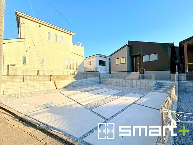 ~ゆとりあるカースペース~ ・セカンドカーや来客時にも困らないカースペース2台分。物置や駐輪スペースなどにも利用できますね。 ・カーポートなどのオプションもお気軽にご相談くださいませ。