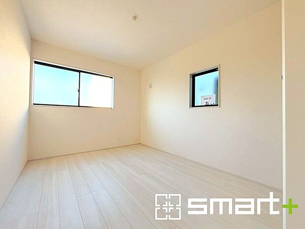 〜2面採光の明るいお部屋〜 ・洋室は2面採光とする事で穏やかな陽の入る明るい空間となっております。 ・くつろぎのプライベート時間を明るい空間で穏やかにお過ごしいただけます。 