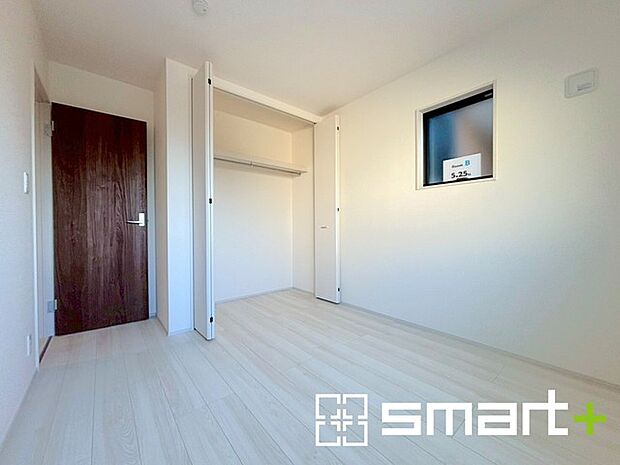 〜自然な風合いの洋室〜 ・ナチュラルな色彩で纏められた洋室は家具のコーディネートもしやすくなっております。 ・どんな家具にするか考えるだけでも楽しくなってきますね。 