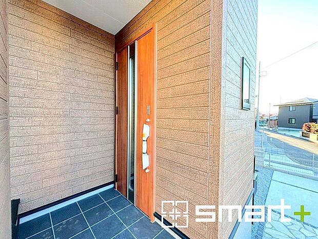 〜お住まいの顔「玄関」〜 ・玄関ドアの上にはもちろん軒がございますので、雨の日でも濡れずに鍵の開閉が可能です。 ・鍵は防犯性に優れたディンプルキーを採用。 