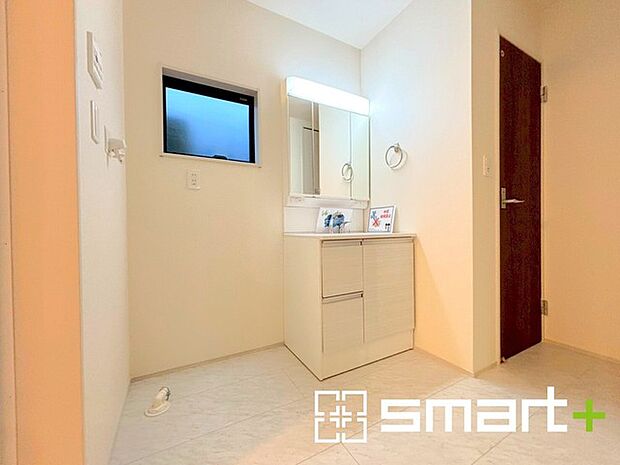 〜明るい洗面スペース〜 ・窓から明るい陽が入り、気持ちよく朝の支度ができますね。 ・使い勝手の良い三面鏡タイプのシャワー付き洗面化粧台。鏡の裏に収納があるので洗面台周りもスッキリ。