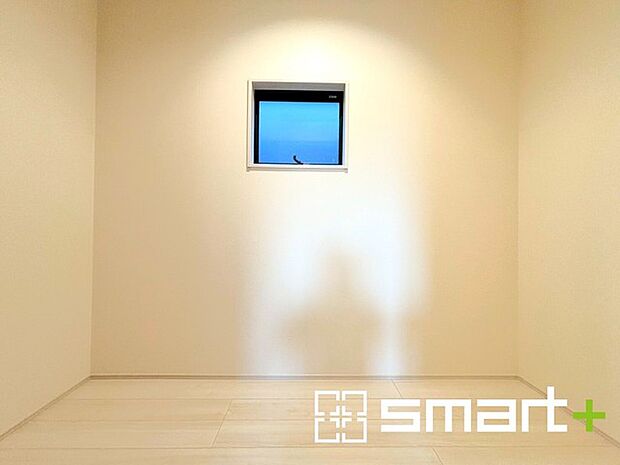 〜広々した「納戸」をご用意〜 ・本来の用途である収納としてはもちろん、テレワークスペースとしてもご利用可能な納戸をご用意。 ・広さの感覚など、ぜひ現地でご体感くださいませ。 