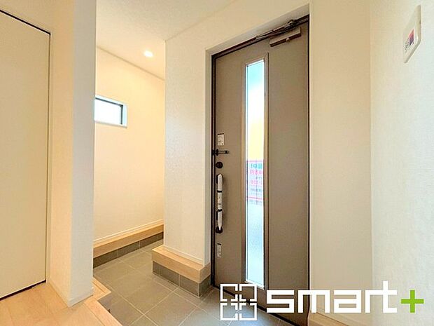 〜シューズインクロークのある玄関〜 ・玄関横にシューズインクロークをご用意。 ・追加の靴置きとしてはもちろん、スキー・ゴルフなど趣味の用具の置場としてもご利用いただけます。 