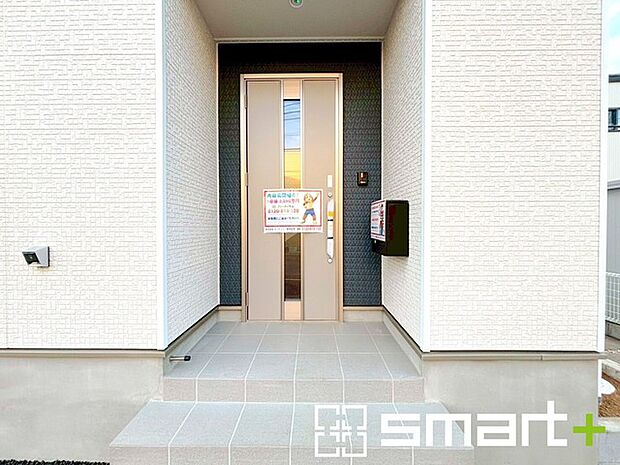 ~穏やかな陽が入る玄関~ ・玄関ドアにガラス部分を設ける事で穏やかな陽の入る玄関になります。 ・今では当たり前になってきたモニター付きのインターフォンも付いております。