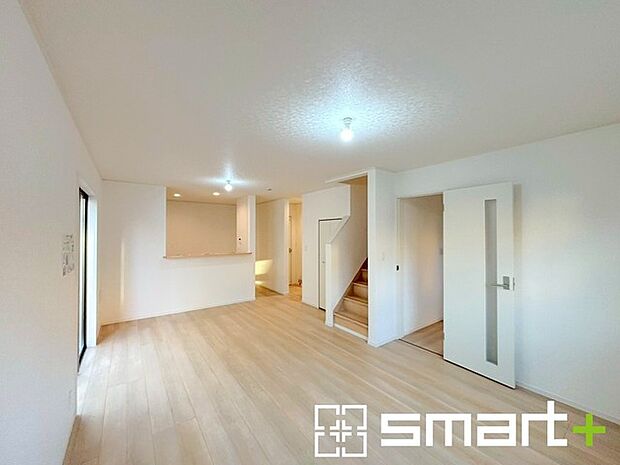 ~開放的なリビングイン階段~ ・ご家族のお出掛けや帰宅がわかるリビングイン階段。自然とコミュニケーションが増えますね。 ・家事をしながらリビング全体が見渡せるカウンターキッチンも魅力。