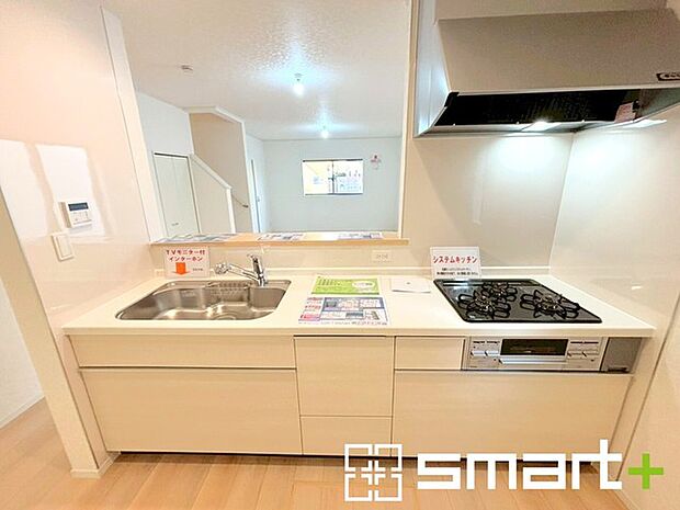 ~人気のカウンターキッチン~ ・キッチンは人気のカウンタータイプを採用。「ご家族の顔が見える」造りです。 ・蛇口に浄水器が内蔵されているなど機能面でも優れた仕様です。