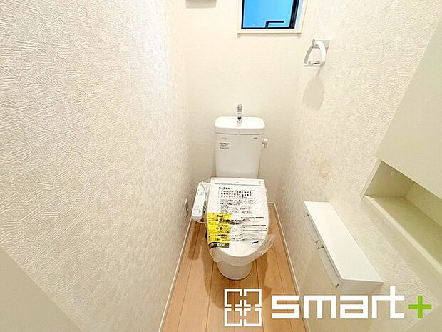〜窓付きの明るいトイレ〜 ・使用後や掃除の際に窓を開ければ、外からの新鮮な空気を取り込み素早く換気ができます。 ・埋め込み収納付きでストックや掃除用具もスッキリ片付きますね。