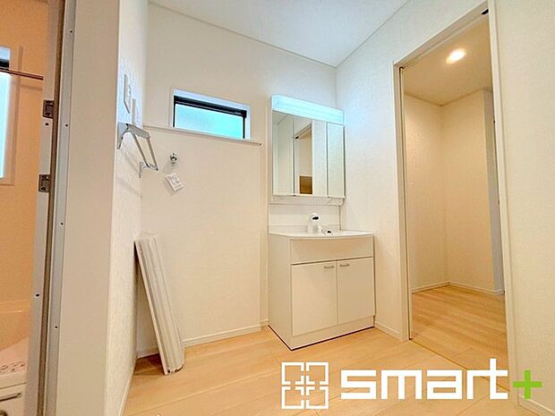 ~人気の三面鏡を採用~ ・洗面台は三面鏡仕様なので鏡の角度を変える事で頭の後ろの方までご確認可能です。 ・鏡の裏が収納になっておりますので、洗面台周りもスッキリと片付きます。