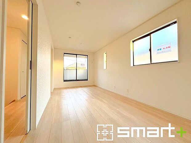 〜明るく暖かな光が差し込む洋室〜 ・大きな窓からたっぷりの光が舞い込み、お部屋全体を優しく包み込んでくれます。 ・大容量の収納スペースで整理整頓しやすく、生活空間が広がりますね。