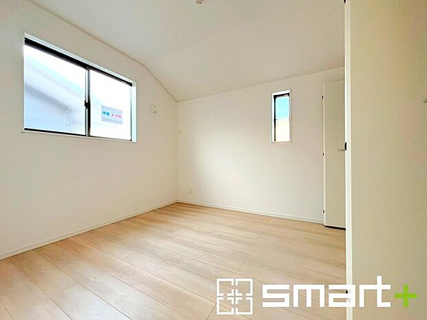 ~2面採光の明るいお部屋~ ・洋室は2面採光とする事で穏やかな陽の入る明るい空間となっております。 ・くつろぎのプライベート時間を明るい空間で穏やかにお過ごしいただけます。