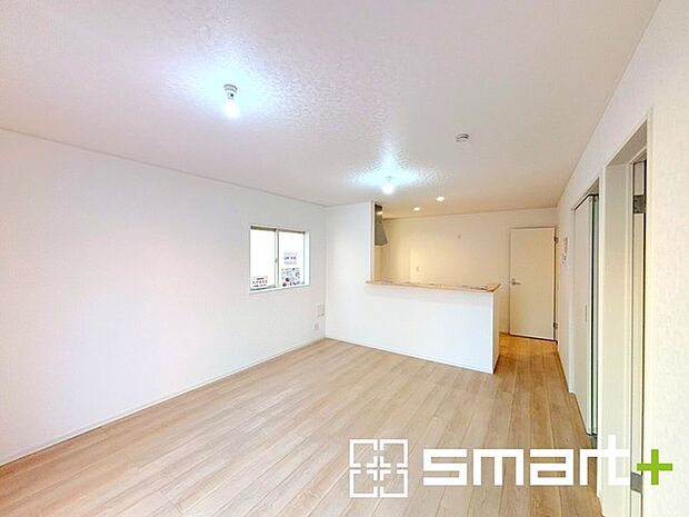 〜家族団らんにピッタリのＬＤＫ〜 ・穏やかな陽だまりに包まれる居心地の良いＬＤＫは、ご家族が自然と集まる憩いのスペース。 ・出来立てのお料理を運ぶのにもラクラクなカウンターキッチン。