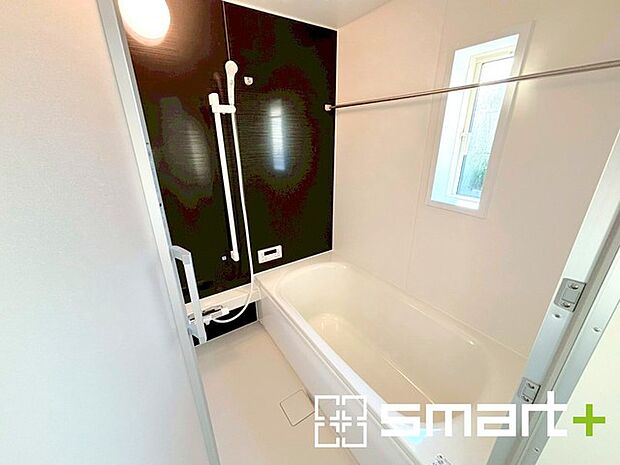 〜暖房乾燥機付きの浴室〜 ・ヒートショック対策にもなる浴室暖房を標準装備。冬場でも暖かくしてからご入浴が可能です。 ・もちろん乾燥機も付いておりますので、雨の日でも洗濯物を干せますよ。 