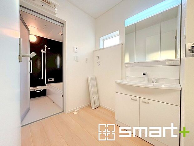 〜人気の三面鏡を採用〜 ・洗面台は三面鏡仕様なので鏡の角度を変える事で頭の後ろの方までご確認可能です。 ・鏡の裏が収納になっておりますので、洗面台周りもスッキリと片付きます。 