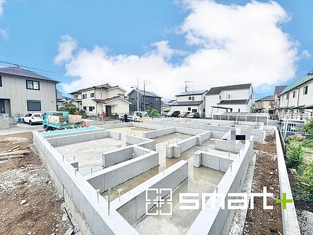 〜ベタ基礎でしっかりとした土台〜 ・コンクリートの中に鉄筋を配し強度を高めた「ベタ基礎」を採用。 ・しっかりとした土台を造ったうえで、その上に建物が築造されていきます。 