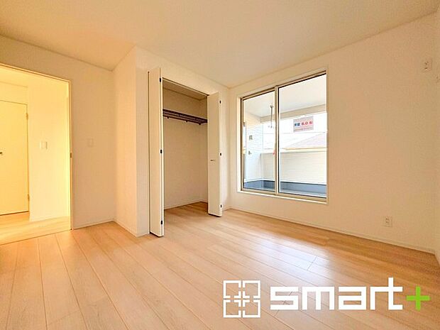 〜明るく暖かな光が差し込む洋室〜 ・大きな窓からたっぷりの光が舞い込み、お部屋全体を優しく包み込んでくれます。 ・大容量の収納スペースで整理整頓しやすく、生活空間が広がりますね。 