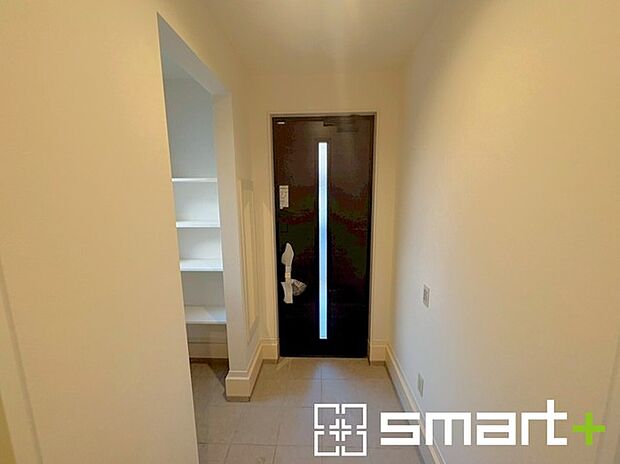 ~シューズインクロークのある玄関~ ・玄関横にシューズインクロークをご用意。 ・追加の靴置きとしてはもちろん、スキー・ゴルフなど趣味の用具の置場としてもご利用いただけます。