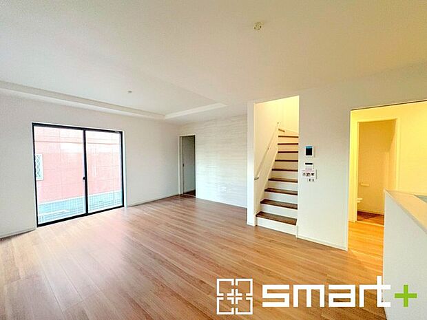 ~ナチュラルな色彩のLDK~ ・自然な風合いの色味で纏められたLDKは家具のコーディネートもしやすくなっております。 ・どんなインテリアにするか、考えるだけでも楽しくなりますね。