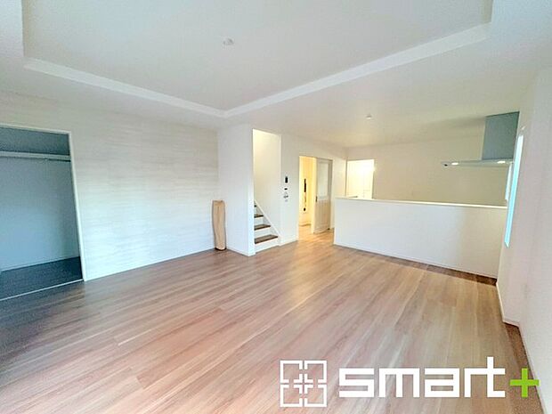 〜穏やかな陽の入るＬＤＫ〜 ・大きな窓のあるＬＤＫは陽当りも良好で明るい空間となっております。 ・ご家族団らんなど過ごす時間の多いＬＤＫが明るいのは嬉しいポイントですね。 