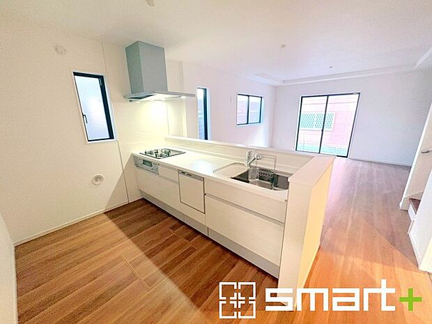 ~人気のカウンターキッチン~ ・キッチンには余計な柱が無いので、リビングが見渡せ開放感のある造りとなっております。 ・蛇口には浄水器が内蔵されるなど機能面でも優れたキッチンです。