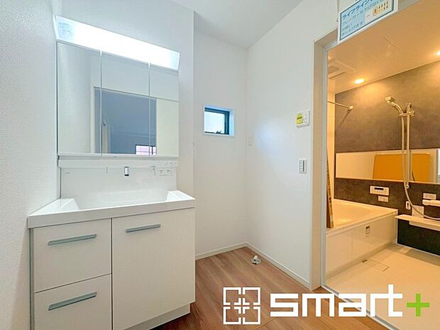 〜人気の三面鏡を採用〜 ・洗面台は三面鏡仕様なので鏡の角度を変える事で頭の後ろの方までご確認可能です。 ・鏡の裏が収納になっておりますので、洗面台周りもスッキリと片付きます。 