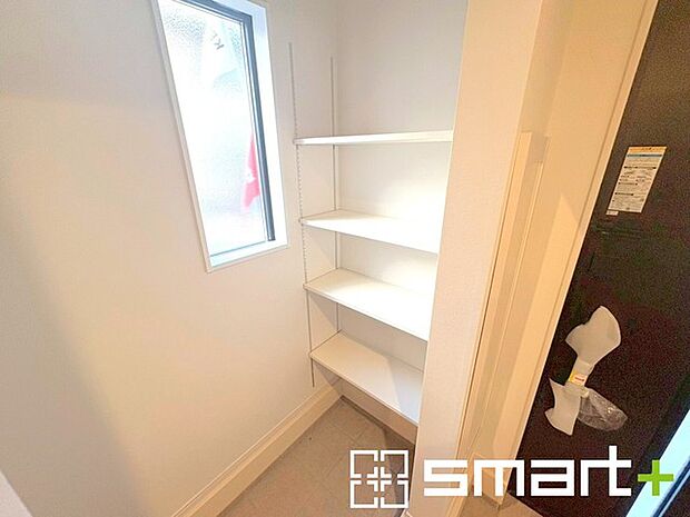 〜シューズインクロークをご用意〜 ・追加の靴置きとしてはもちろん、ベビーカーやゴルフ・スキーなど趣味の用具の置場としてもご利用いただけます。 ・玄関が広がる事で開放感のある空間となります。 