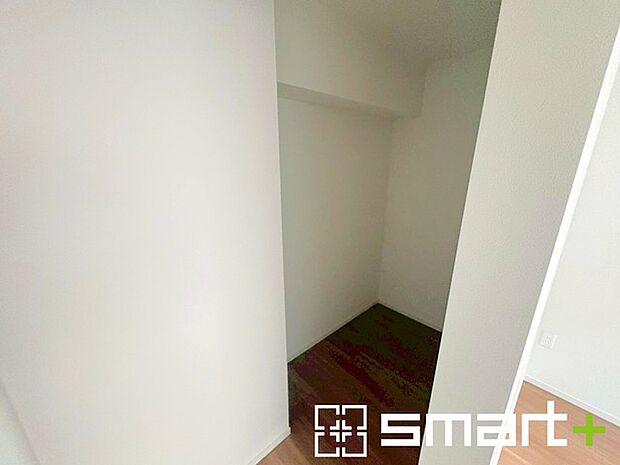 ~憧れのウォークインクローゼット~ ・居室にウォークインを設ける事で季節ものや趣味の用具などもスッキリと収納可能です。 ・ぜひ現地でその便利さをご体感くださいませ。